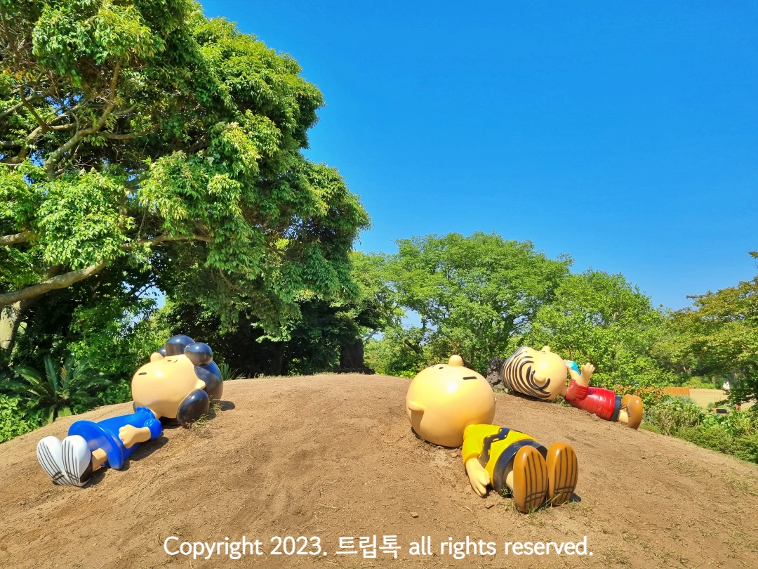 언덕에 누워있는 3명의 캐릭터