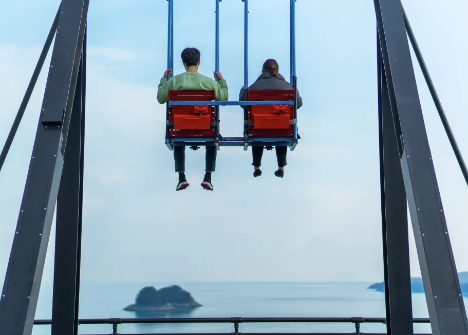 바다를바라보며-그네타는-커플