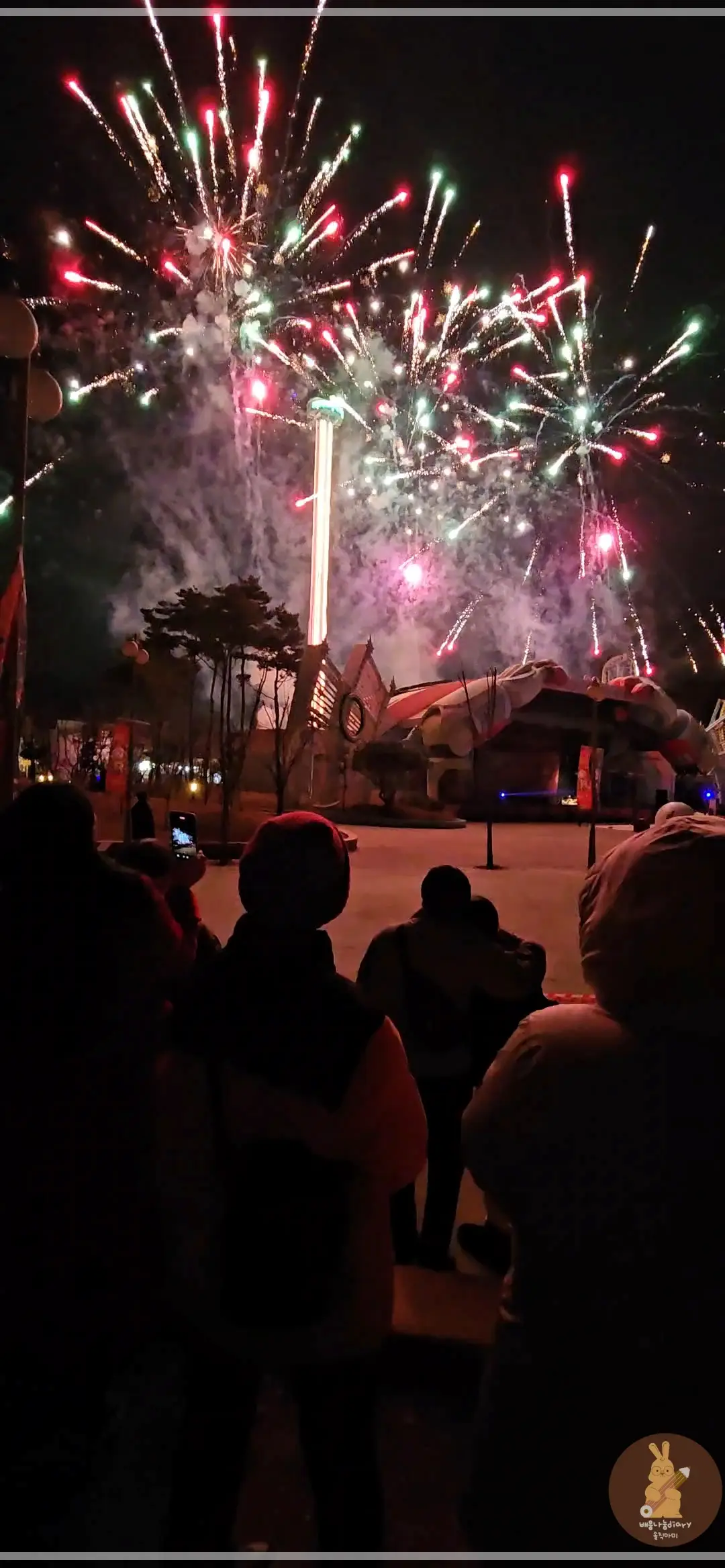 로봇랜드-불꽃놀이-구경하는-아이들