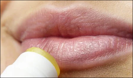 립밤을 바르는 입술