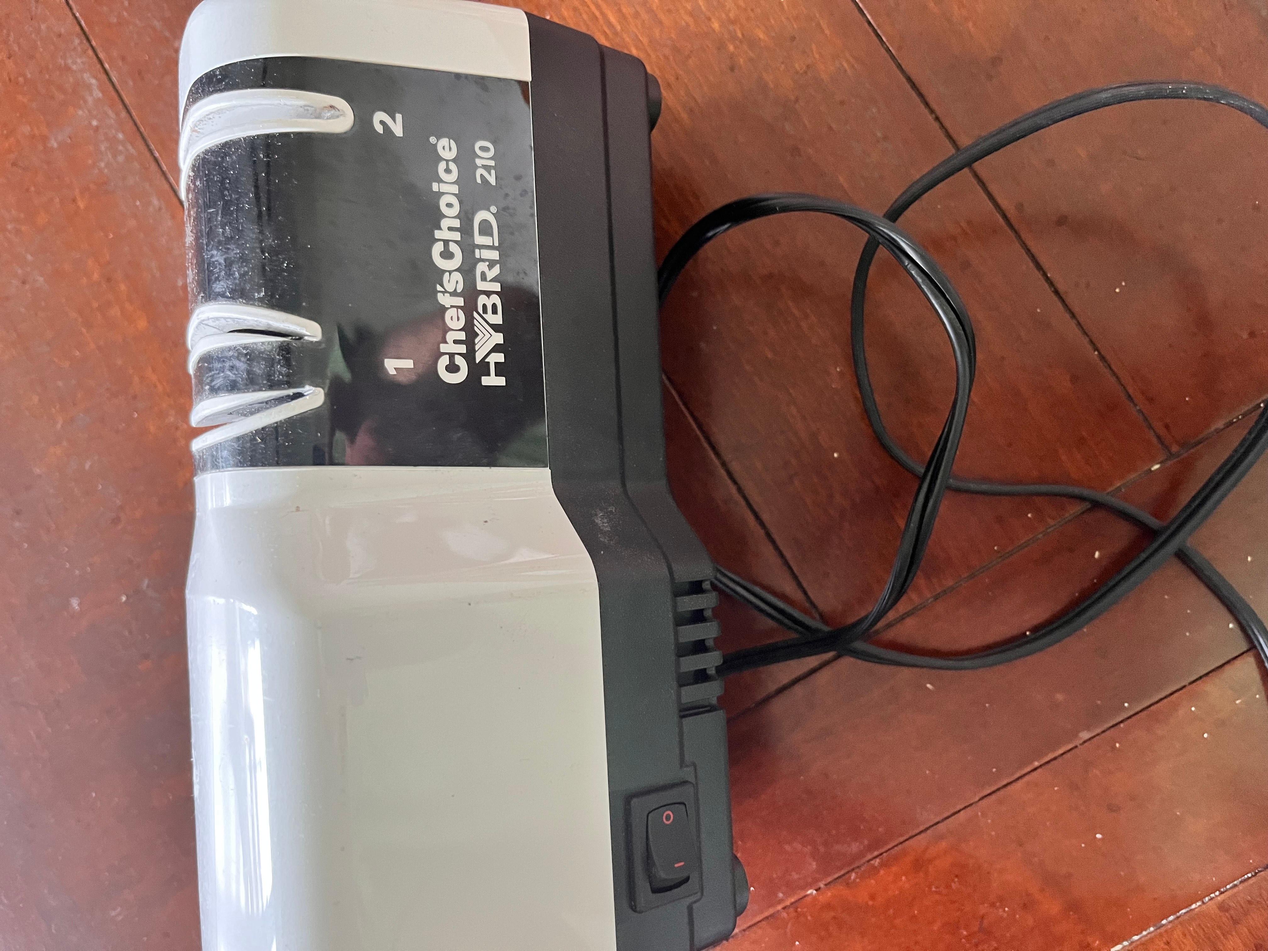 전기 칼갈이 본체 모습과 전원, 콘센트 이미지