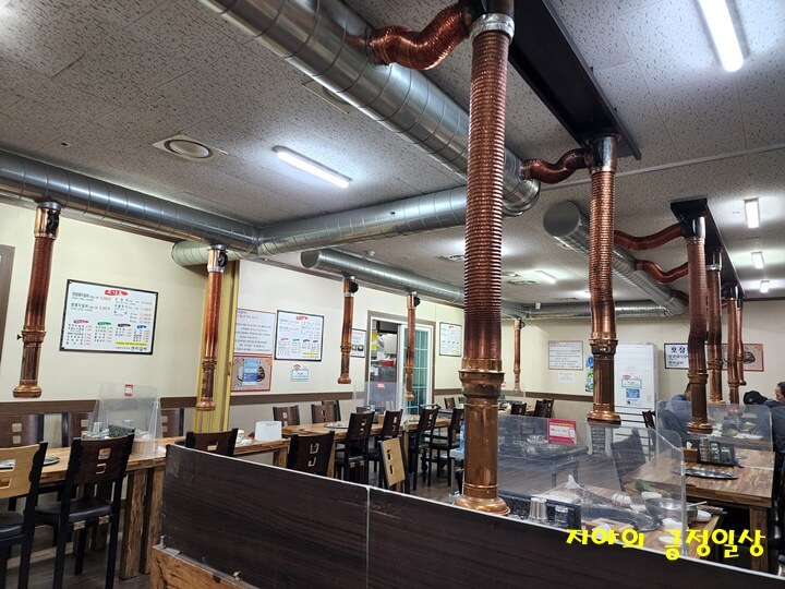 룸의 입식 테이블의 모습