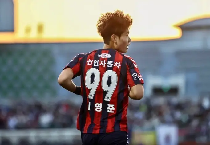 이영준-붉은색과 검은색이 교차된 유니폼을 입고 그라운드를 달리고 있는 이영준 뒷모습