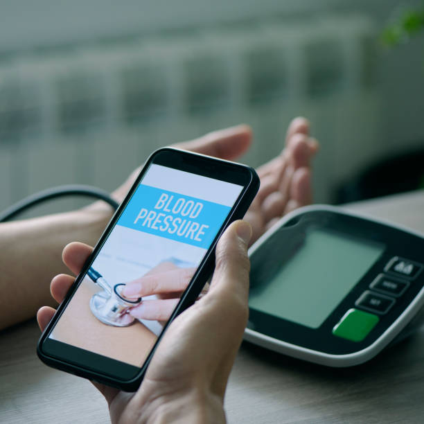 자료 출처: 코스콤 로보어드바이저 테스트베드 / Microsoft Bing 검색 결과 재구성
중장년층 혹은 어르신들도 스마트폰으로 심장 박동수나 혈압을 측정하는 모습을 주위에서 쉽게 볼 수 있습니다.