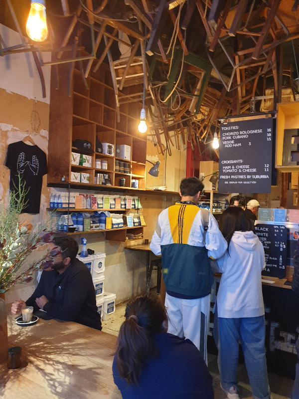 브라더 바바 부단(Brother Baba Budan): 멜버른 3대 커피 마지막 방문기_친절하게 설명하는 바리스타