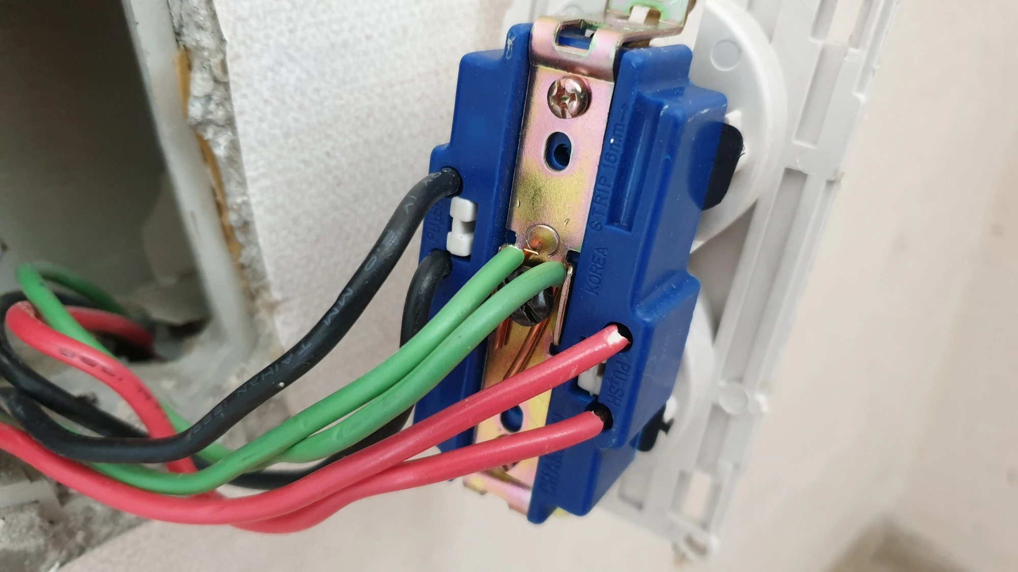 220볼트 콘센트 배선 모습