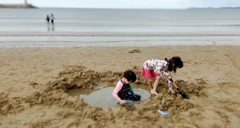 썰물이라 점점다가오는 파도