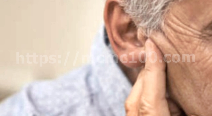 노인이 귀를 막고 있는 사진