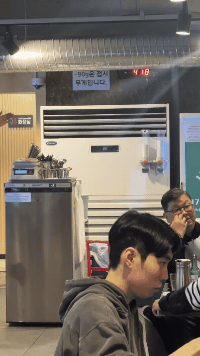 논현동 1703 참한집에서 고기 무게를 전광판으로 보여주는 저울 퍼포먼스 GIF