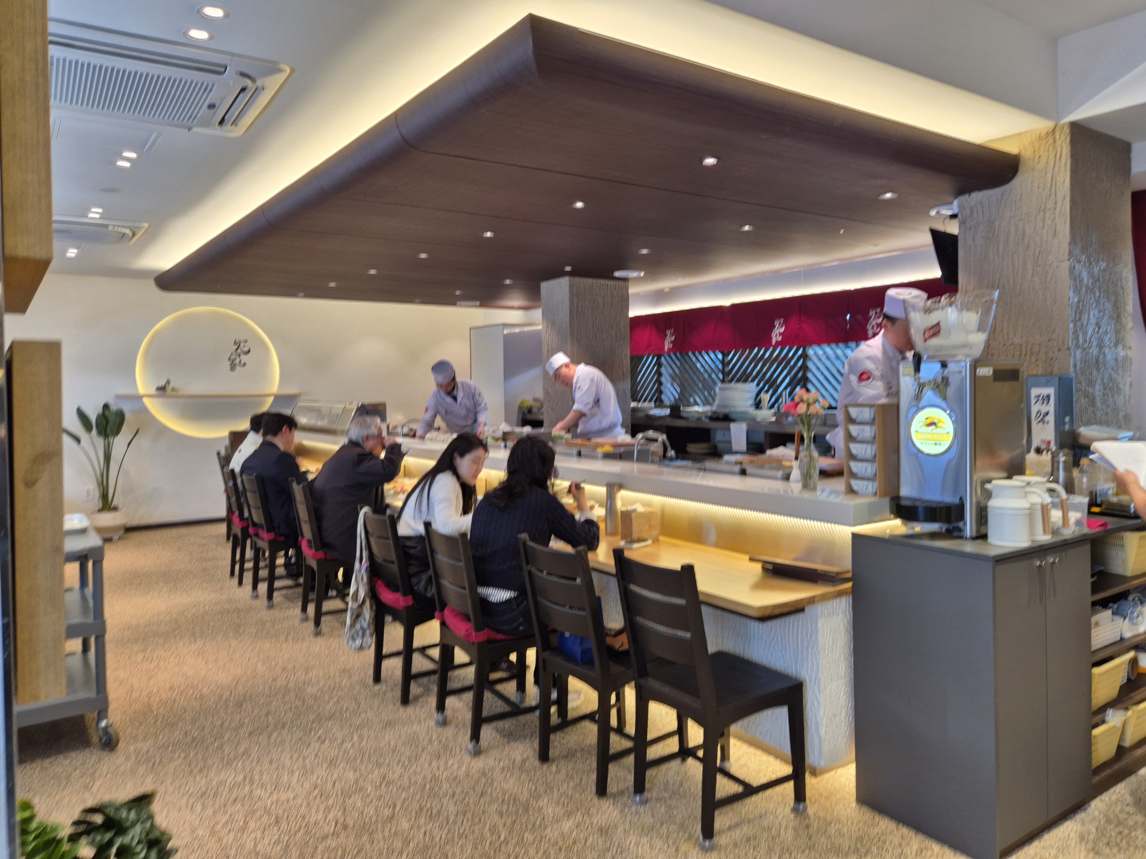 대가 박명호 스시의 1층 홀 전경입니다.