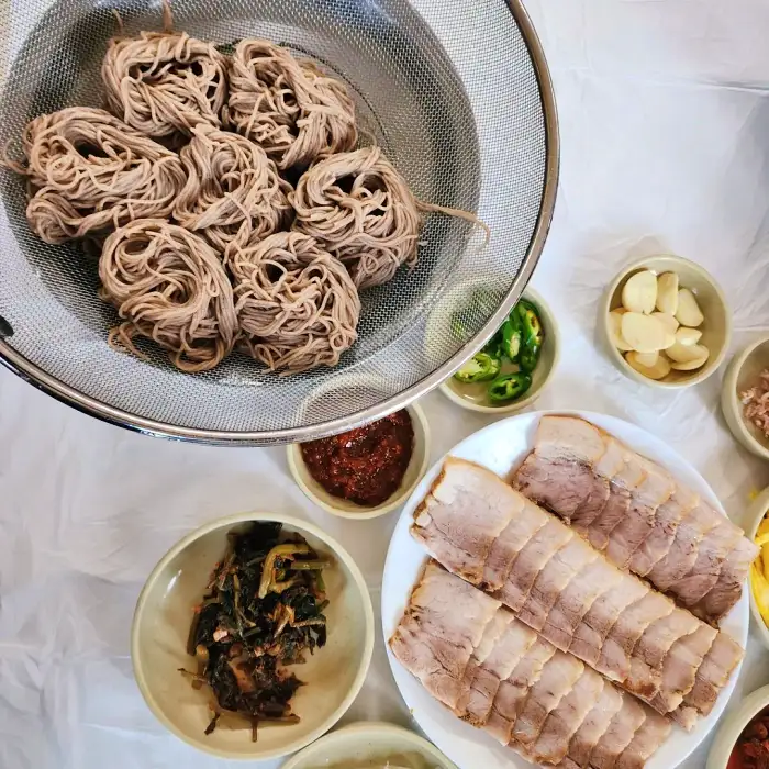 토요일은 밥이좋아 토밥좋아 강원 평창 고명 조합해 먹는 공이 메밀국수 맛집