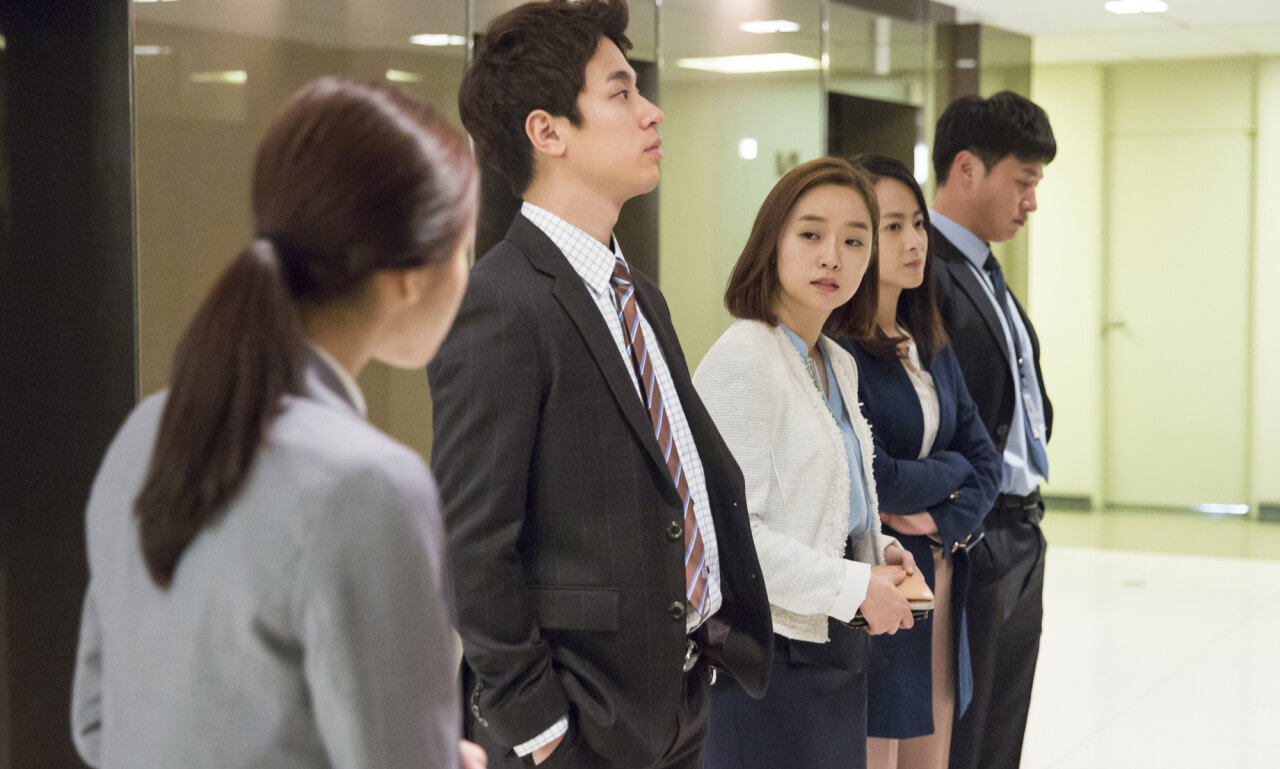 회사 직원들에게 직장 따돌림을 당하는 이미례