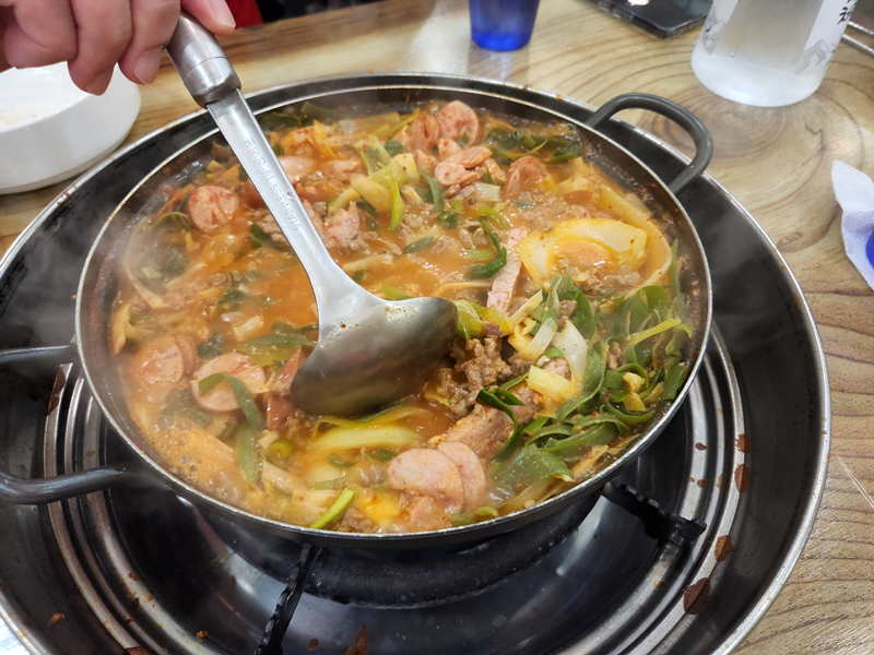익어가는-부대찌개