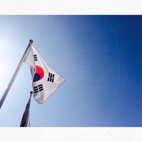 한복 입은 여성과 셔츠 입은 남성의 기념 이미지