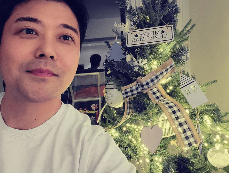 전현무-트리앞에서-셀카사진