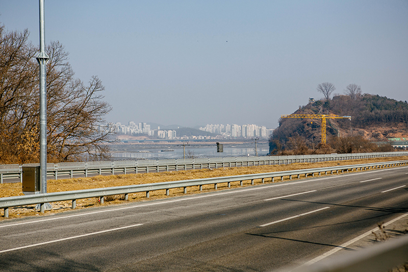 멀리서 바라본 파주시 문산읍. 임진강 너머로 아파트가 보인다.