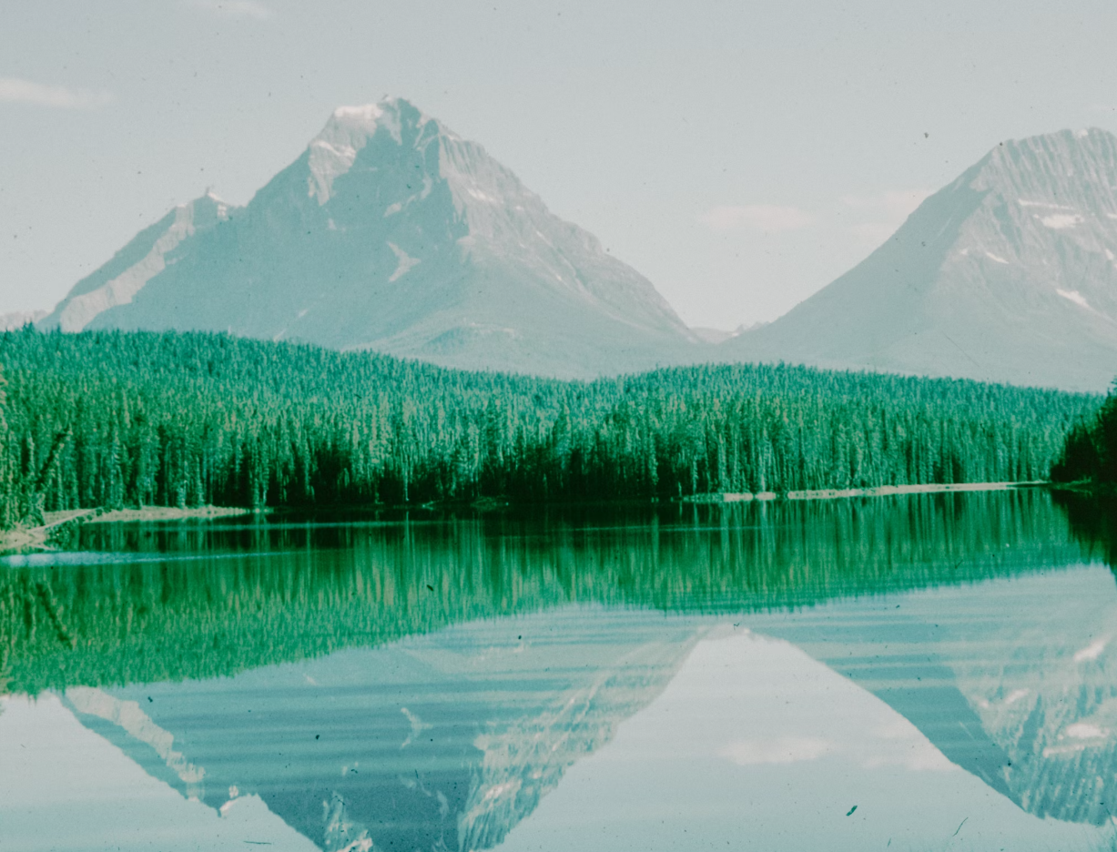 멀리-보이는-산-호수에-비친-산