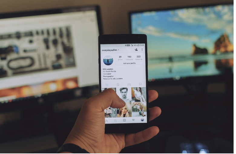 스크롤을 멈추는 법: 지루함을 견디는 힘을 기르기