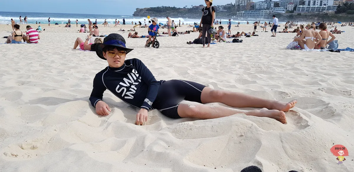 호주-시드니-본다이-비치에서-일광욕을-즐기는-사람들