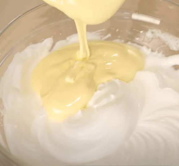 전기밥솥 카스테라 흰자거품에 노른자 넣는 사진