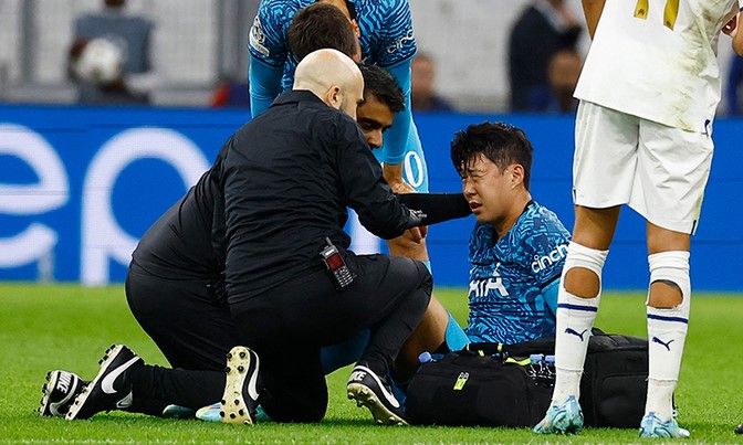 토트넘-손흥민-부상-치료장면