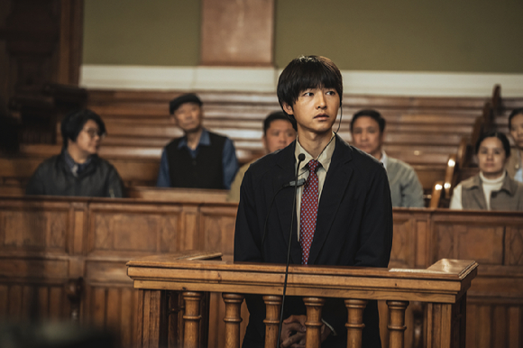 배우 송중기가 넷플릭스 영화 '로기완'(감독 김희진)에서 열연하고 있다. [사진=넷플릭스]