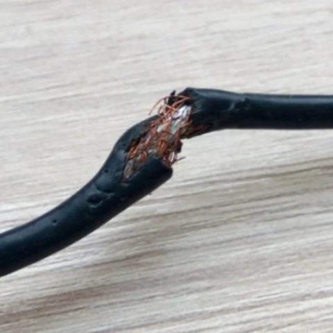 전선의 절연 피복이 손상된 경우(출처 - 거북이의 블로그)