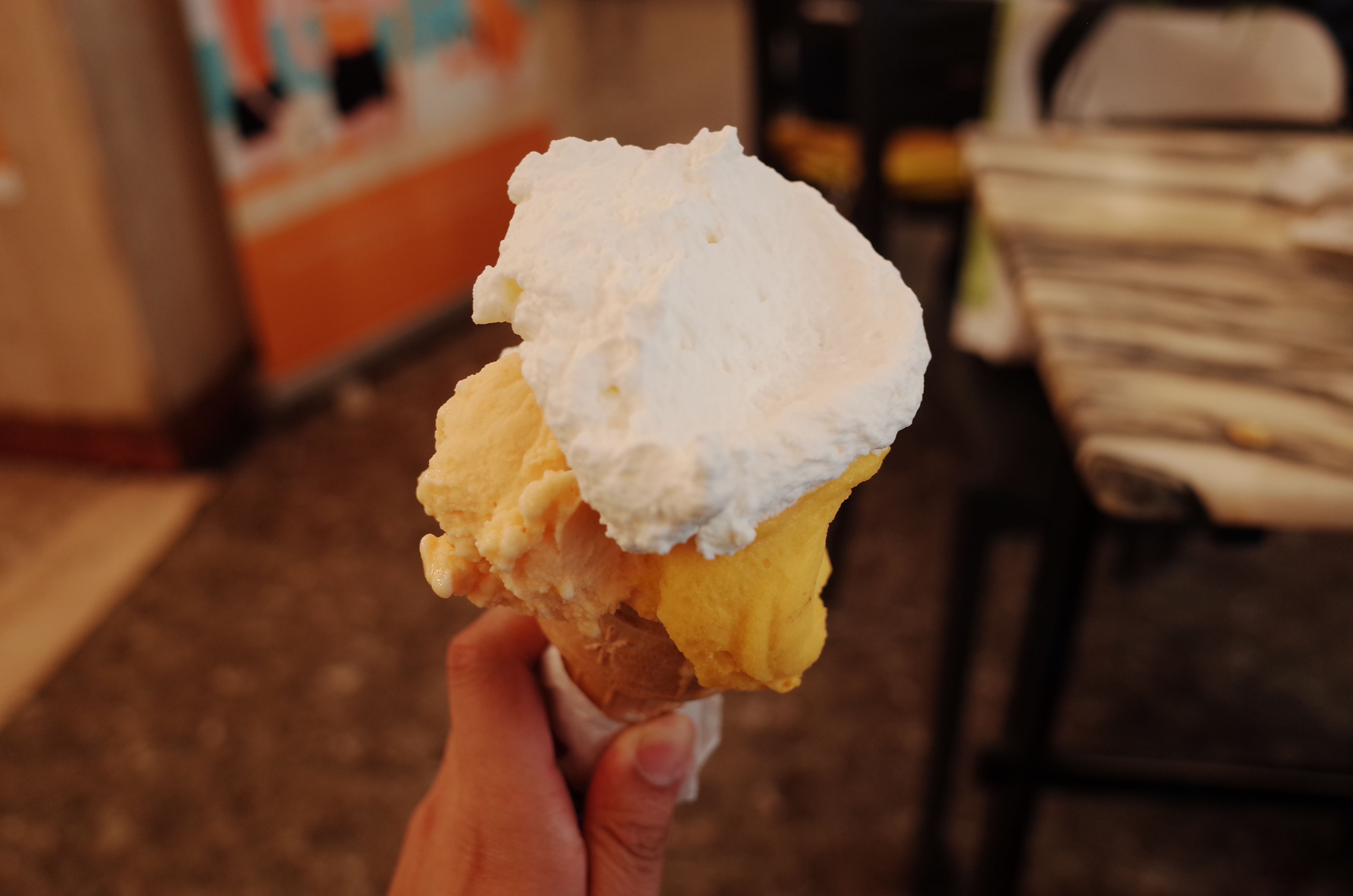 생크림(Panna)을 듬뿍 올린 이탈리아 정통 젤라또 콘을 들고 있는 모습