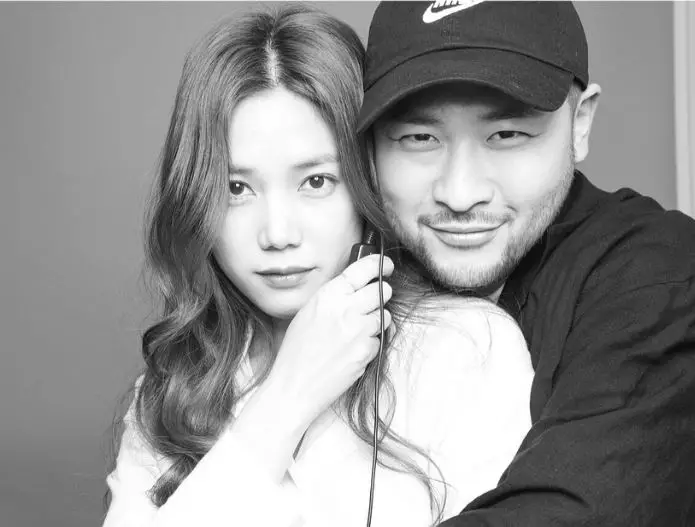권다현 미쓰라 부부 흑백 사진
