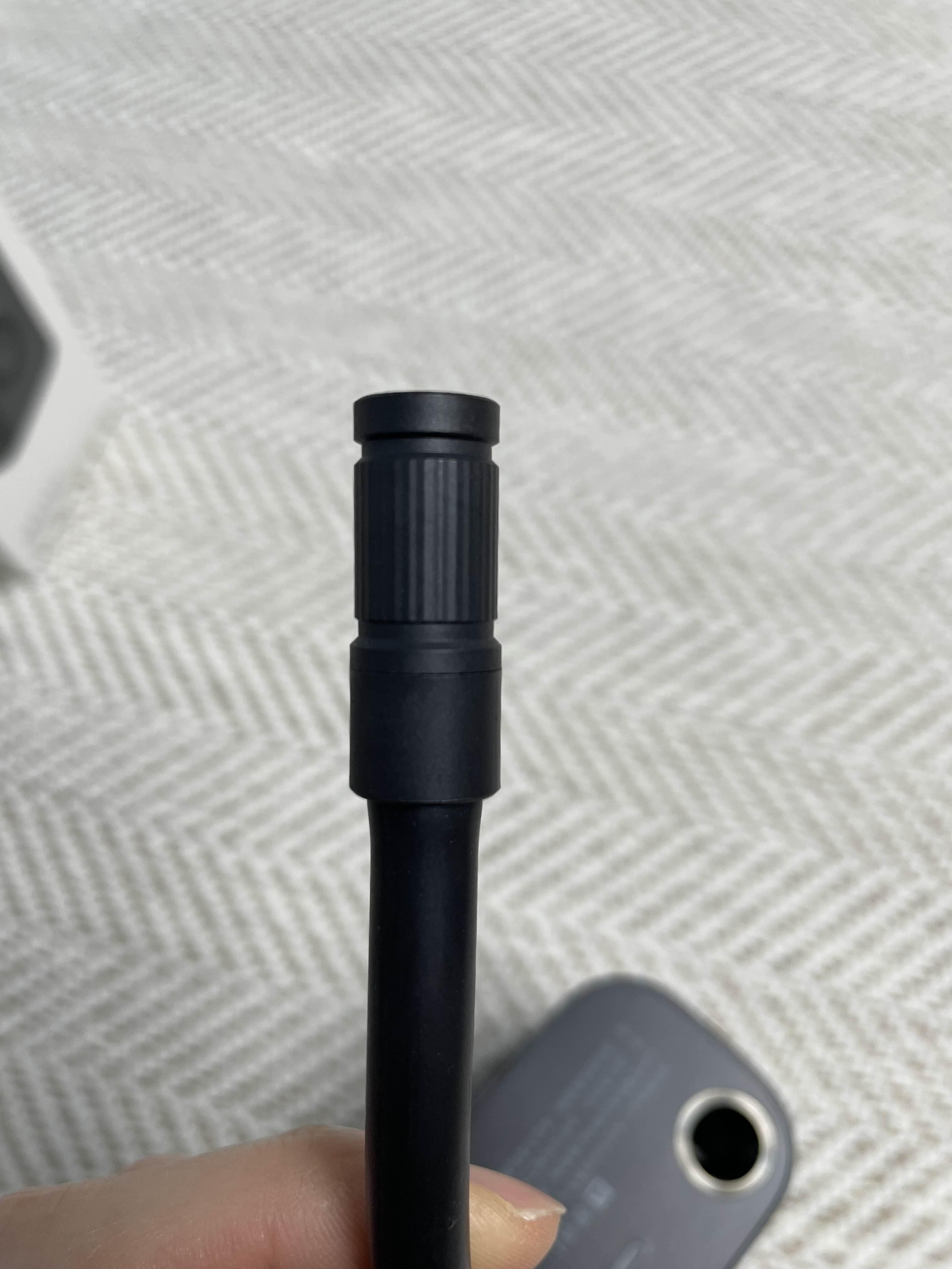 샤오미 에어펌프1S 자동차 타이어 주입구 사진