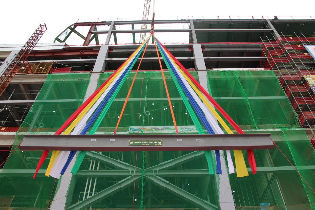 롯데건설이 지난 9일 롯데바이오로직스송도-바이오캠퍼스 제1공장 상량식을 진행하고 있는 모습.