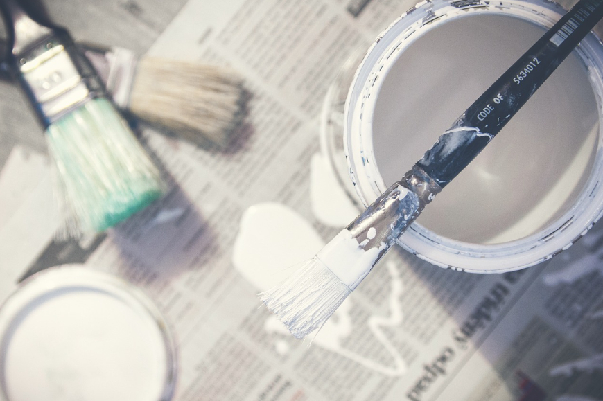 방수 페인트 : 페인트통 위에 붓이 놓여있다