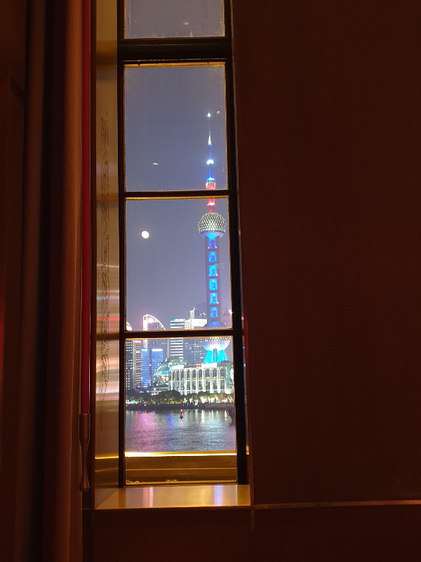 어두워지고 나서 푸른 조명을 내뿜는 동방명주