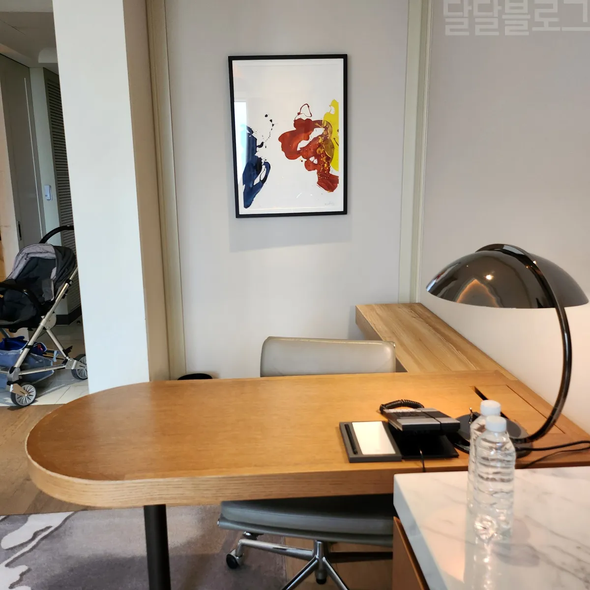 인천-파라다이스시시티-프리미어-디럭스-트윈-룸-책상