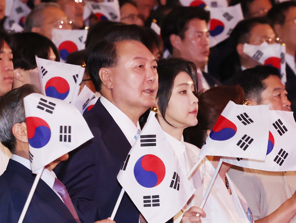 친일을 넘어선 극우 2찍들의 결과물! 제발 태극기를 더럽히지 말아라!!!
