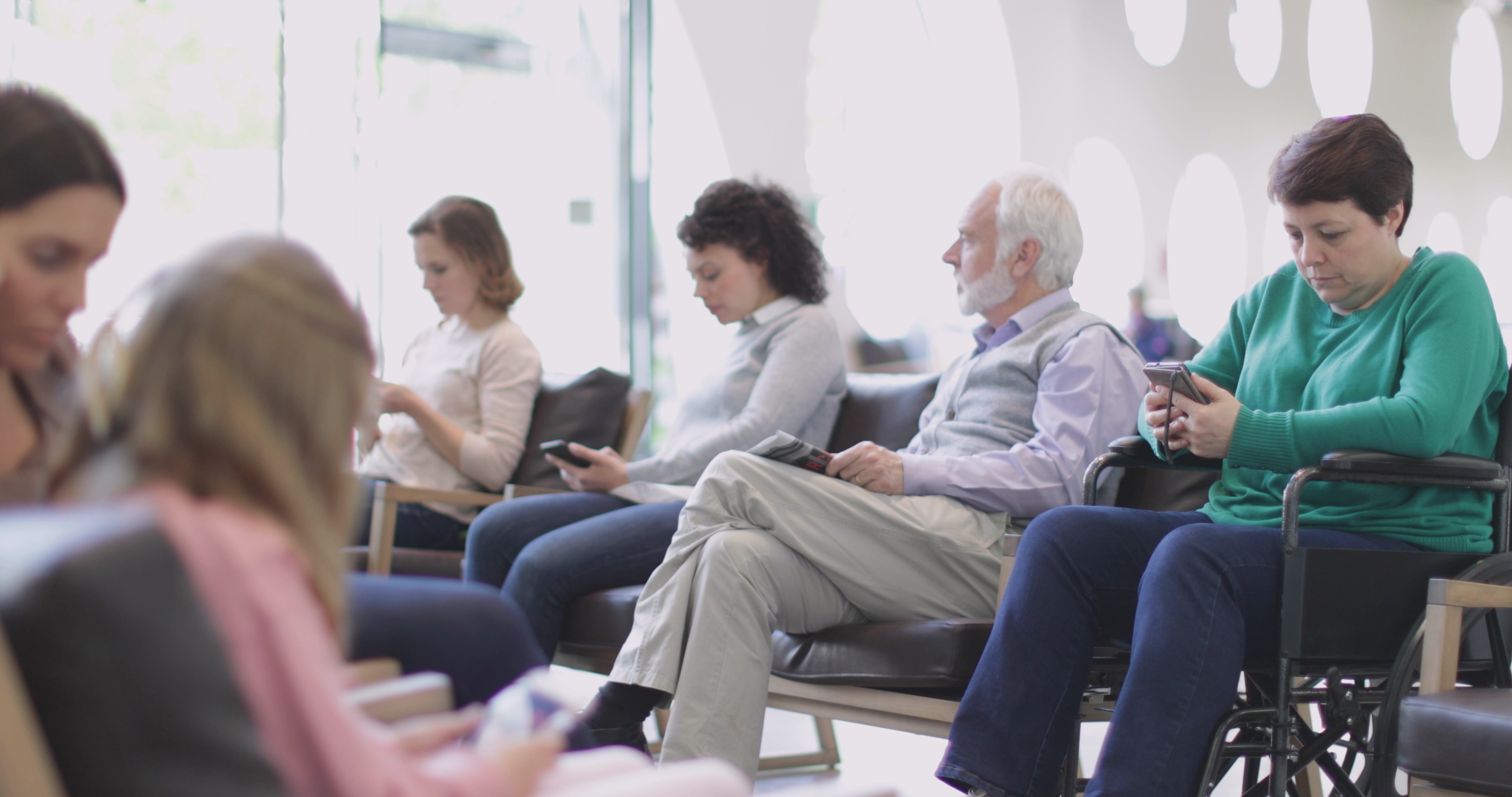 보건소 성병 검사, STD 검사, HIV 검사를 위해 환자가 검사를 위해 대기하고 있는 모습을 담은 이미지