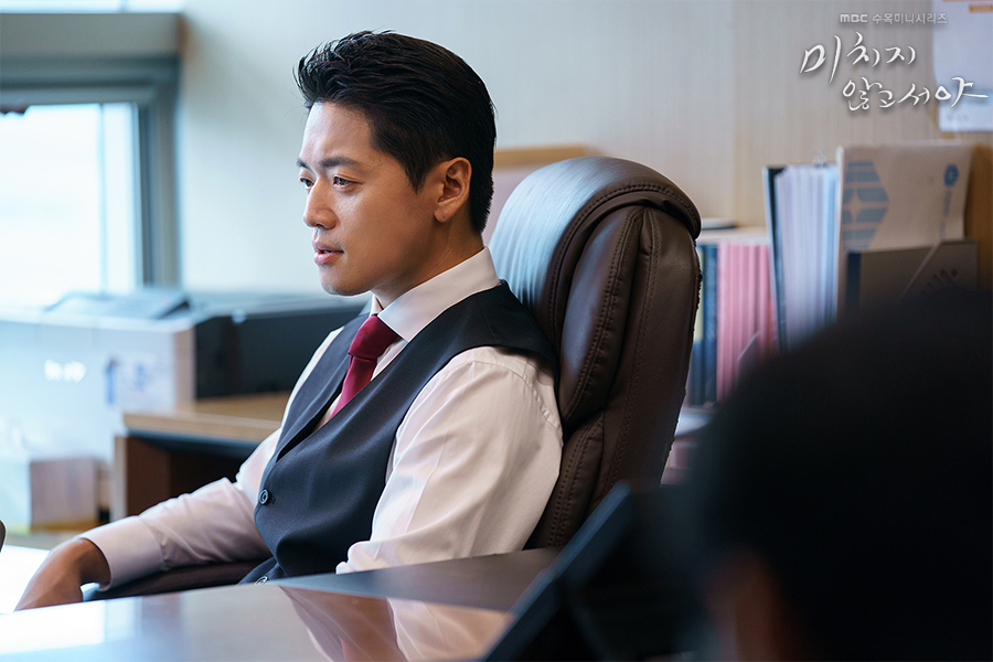 사무실 의자에 앉아 옆을 바라보는 한세권 역 이상엽
