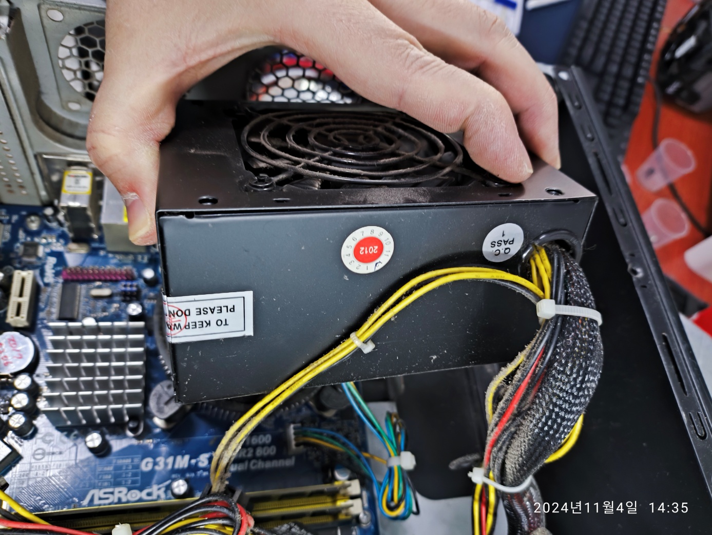 고장난 파워서플라이를 분해해보고 있습니다. 콘덴서가 터졌네요.