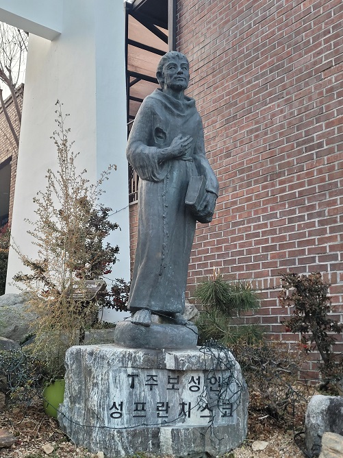 목동성당 주보성인 성 프란치스코 성인입니다.