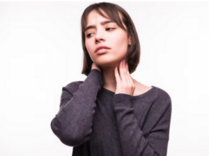 목에 이물감이 느껴지는 증상