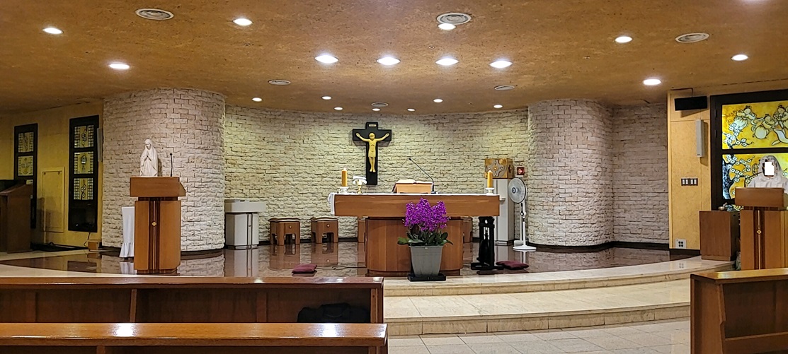 탄방동성당 2층 소성전 제단과 십자고상