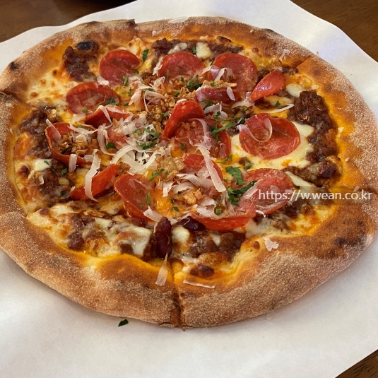 피자가 놓여 있어요.