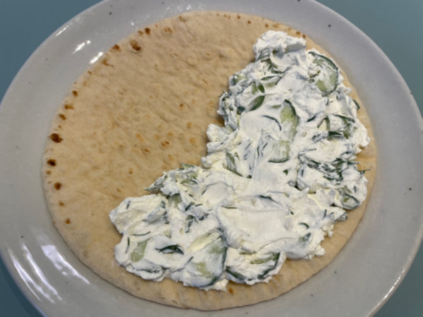 차지키 소스 활용 - 플랫 브레드 위에 반달 모양을 펴 바르기