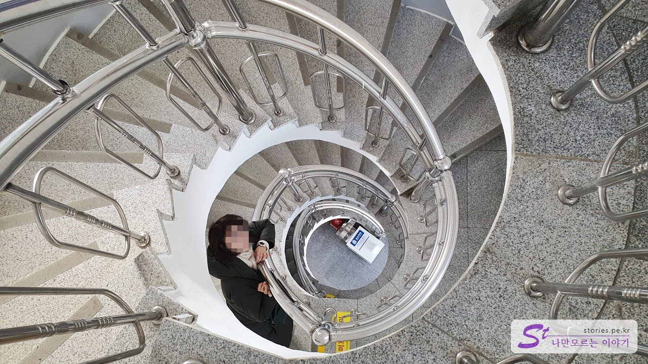 등대 안 계단에서 사진 찍기