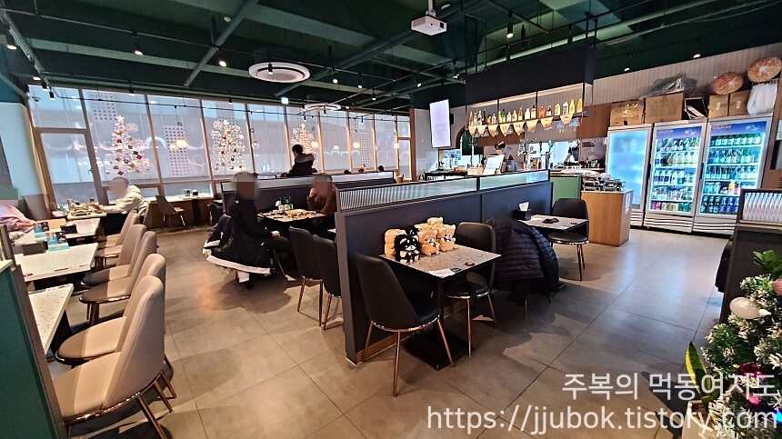 백종원의-막이오름-루원시티점-내부-2