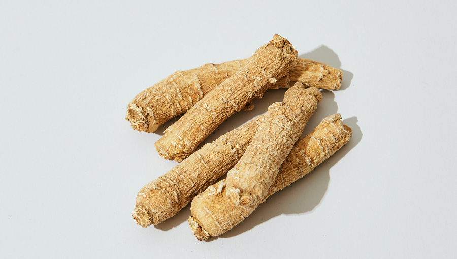 야생에서 채취를 한 인삼의 뿌리를 깨끗하게 세척을 한 후에 잔뿌리를 다 제거한 후에 하얀 바닥 위에 5뿌리를 
 놓아두고 찍은 사진