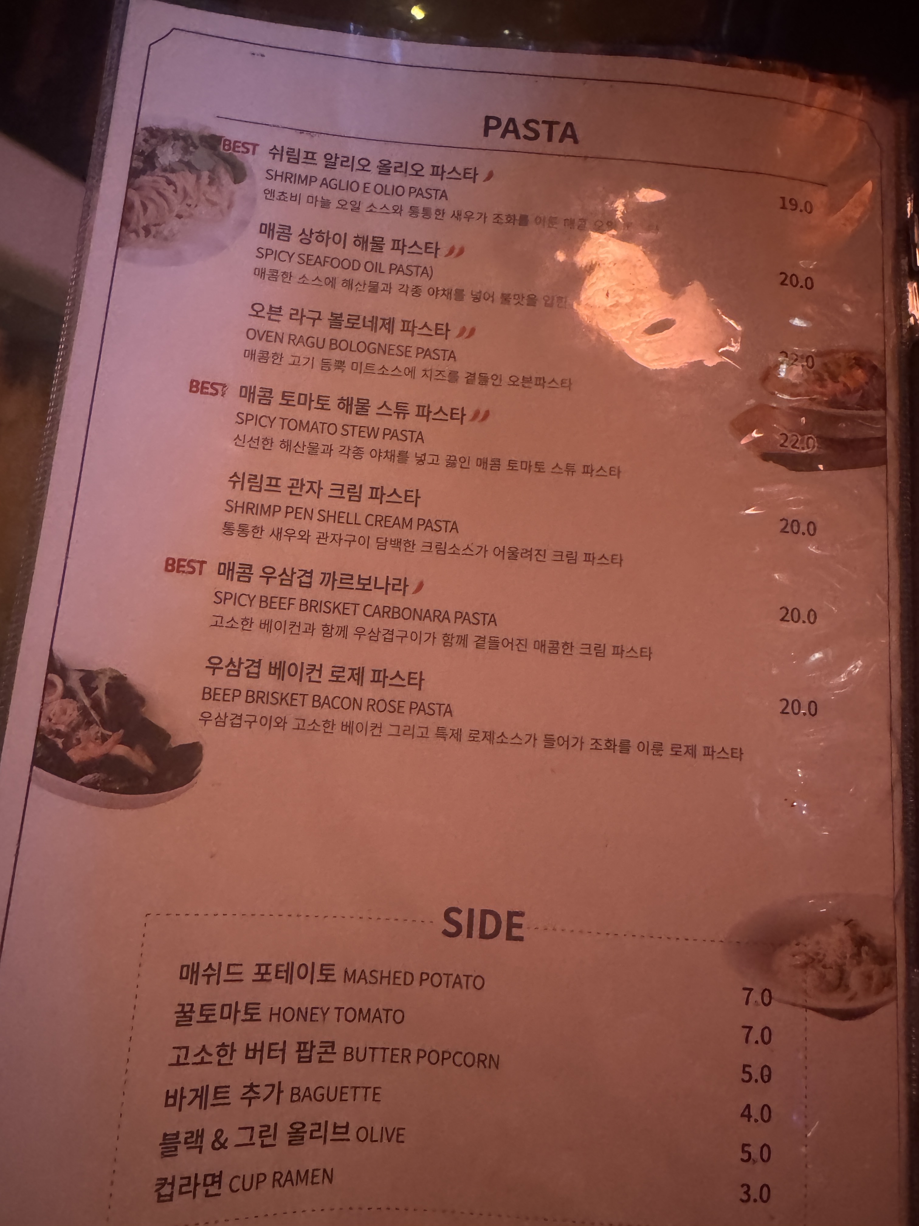 논현 비노비스 와인바의 파스타 메뉴판. 쉬림프 알리오 올리오&amp;#44; 매콤 토마토 해물 스튜 등 BEST 마크가 붙은 메뉴들이 보인다.