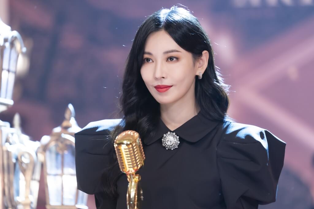 여주인공이 무대에서 시선을 고정하고 있는 모습