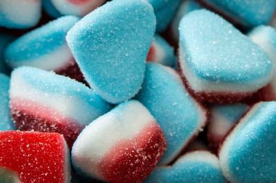 설탕이 뿌려진 블루 레드 컬러의 화이트 사탕