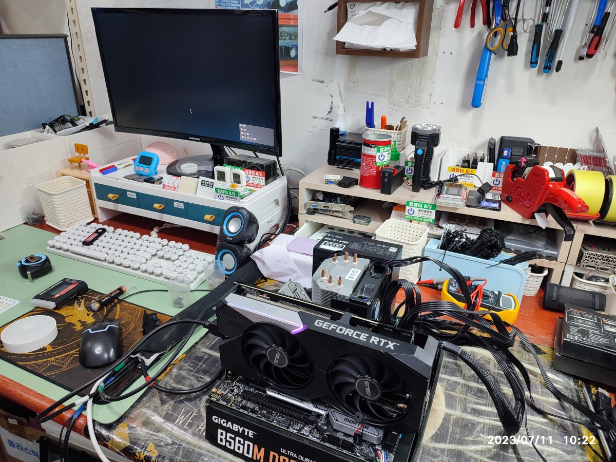 제 테스트용 파워서플라이를 연결하니, 정상적으로 부팅됩니다.